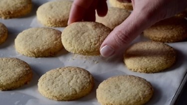 Cómo hacer estas galletas de coco que se desarman en la boca