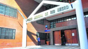 Su madre la demandó porque no estudia ni trabaja: está inscripta en la Universidad de Río Negro