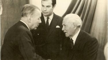 Un saludo de grandes. Gregorio Álvarez y el escritor Jorge Luis Borges. (FOTO: Archivo)