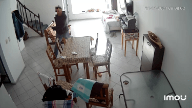 Video | Robo en Neuquén: fue a dejar a sus hijos a la escuela y le entraron a su casa