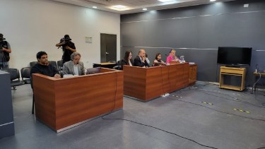 El imputado, su abogado y la acusación en la primera jornada del juicio en Cipolletti. 