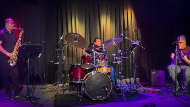 ¿Para qué me operé?, el trío confromado por Roberto Flores, en saxo; Guillermo Ochonga, en batería; y Claudio De Ángelis, en bajo.