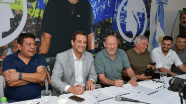 Representantes del Gobierno y del sindicato firmaron un acta acuerdo. Foto: gentileza.