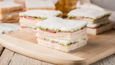 Sanguchitos de miga caseros para celebrar la Primavera