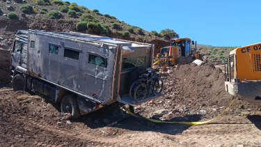 Retiraron el motorhome de los turistas belgas que volcaron sobre la Ruta 43 en Neuquén. (Foto: Gentileza).