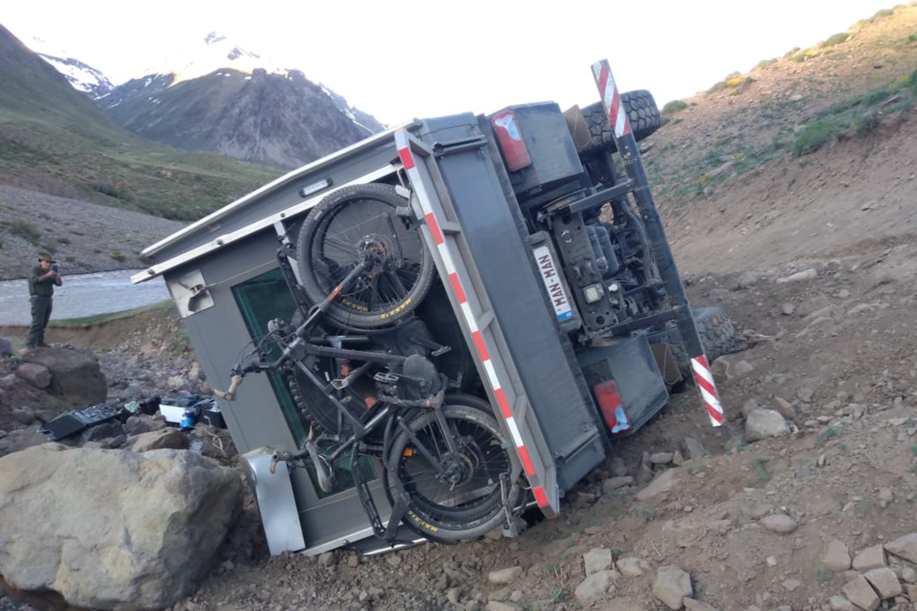 Aún no logran retirar el motorhome de los turistas de Bélgica,m en Neuquén. Qué recorrido hicieron.