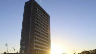 Murió una nena de 12 años tras caer de un sexto piso en Santa Fe. Foto: TN