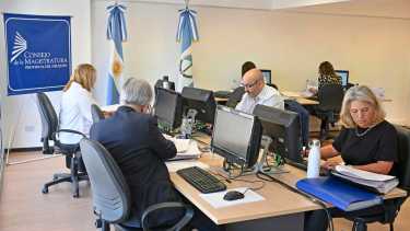 El examen escrito en el concurso, en noviembre del 2024. Ciucci es el que está en camisa; a su izquierda Carla Castiglioni. (Archivo/Florencia Salto)