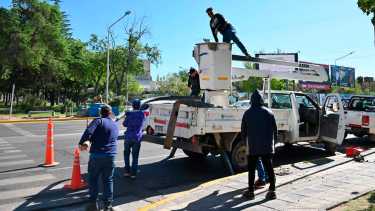 Video | Choque fatal de la ciclista en Neuquén: retiran el poste contra el que impactó la ambulancia