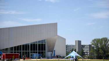 El encuentro de una decena de gobiernos locales que firmarán el acuerdo de uso de las IA se realizará en el Centro de Convenciones de la isla 132 (foto Matías Subat)