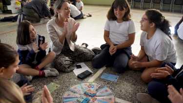 Un tablero circular, tres mazos de naipes con fuerzas de la naturaleza, personajes del mapuche kimun, un dado y... ¡a jugar!