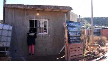 Niña comprando en un barrio carenciado de Neuquén. (Foto: Matías Subat).