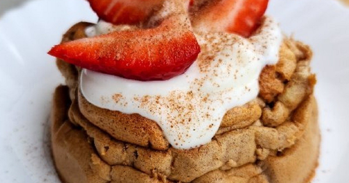 Para un desayuno liviano y sin harinas: mini torta nube de cacao