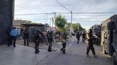 Megaoperativo policial en el barrio Bouquet Roldán de Neuquén: a quién buscaban 