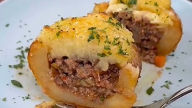El mal de amores se pasa con unas ricas papas rellenas con boloñesa gratinada