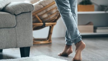 Qué significa sacarse las zapatillas al llegar a casa, según estudios de psicología 