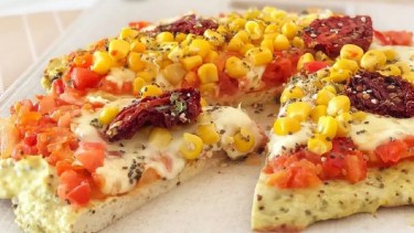 Tenés que probar esta pizza con masa de pollo a la mostaza