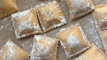 Ravioles caseros: una receta rendidora que se acompaña con la salsa que elijas