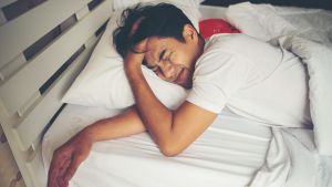 Por qué se produce la sensación de caer al vacío mientras dormimos y cómo evitarlo