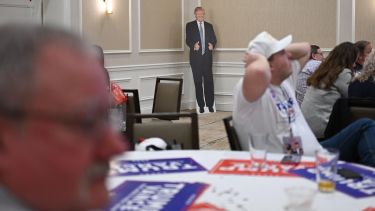 Partidarios del Trump siguen de cerca los anuncios de su victoria (Photo by Alex Wroblewski / AFP)
