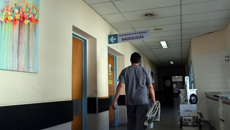 Una norma de enero para autorizar el pago de horas extras no incluía a diferentes sectores, lo cual, generó preocupación entre hospitalarios. Foto: Archivo.