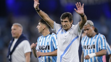 Gustavo Costas seguirá como entrenador de Racing un año más.
