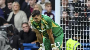 Dibu Martínez se fracturó un dedo de la mano.