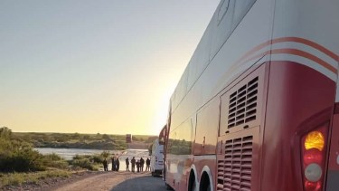 La crecida de un arroyo, cerca de Valcheta complica el tránsito: el enojo de Weretilneck