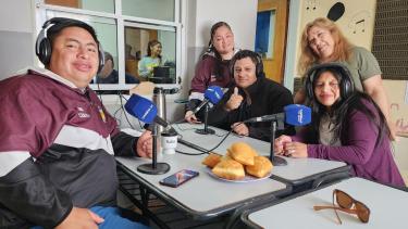 Los estudiantes ya disfrutan de los equipos nuevos de radio, instalados en Maquinchao. Foto: Gentileza Cadena 3.