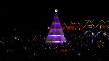 Bariloche encendió el árbol de Navidad. Foto: Marcelo Martínez / Patagonia.