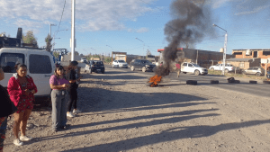 Vecinos del Parque Industrial de Neuquén levantaron el corte en la Ruta 7: esperan reunión mañana