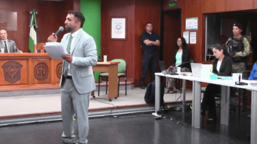 El defensor particular Damián Torres afirmó este miércoles ante el jurado popular que la fiscalía no1 probó que el imputado haya matado por odio a la nacionalidad de la víctima. (captura de pantalla)