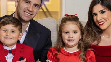 La postal navideña de Dibu Martínez y su familia.  