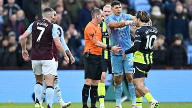 Dibu Martínez y Jack Grealish tuvieron un cruce en el partido y luego camino al vestuario.
