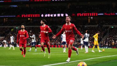 Alexis Mac Allister metió el segundo de los seis de Liverpool ante Tottenham.