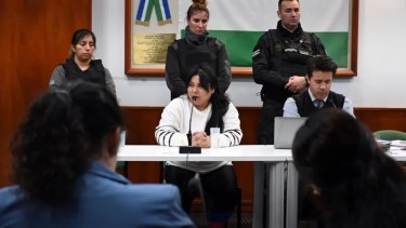 La imputada Esther Liliana Padilla Ibáñez junto a su defensor particular. (foto de archivo)