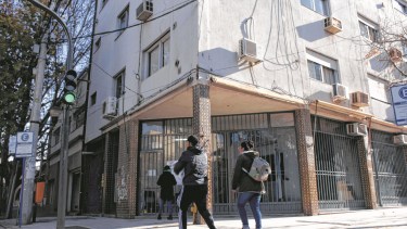El edificio de Santa Fe y Ministro González sigue ocupado por el Juzgado Federal 1 pero el contrato de alquiler venció en octubre (Matías Subat)