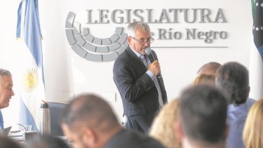 “Estamos en eso”, dijo el ministro Sánchez en el Plenario legislativo en relación a la fecha del pago del aguinaldo a estatales. Foto: Pablo Leguizamon.