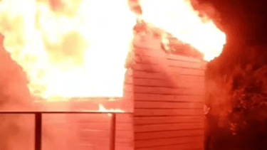 Detectaron un incendio intencional en un parador en Villa Pehuenia. (Gentileza: Bomberos Villa Pehuebia).