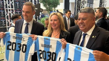 Manuel Adorni, Karina Milei y el Chiqui Tapia celebran la oficialización de Argentina como sede del Mundial 2030.