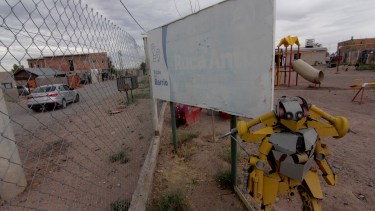 El barrio tiene sector de juegos en el centro comunitario, pero la red de agua es insuficiente (foto Oscar Livera)