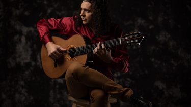 Jorge Palacios, guitarrista reginense, realizó sus estudios de Profesorado Superior de guitarra, en el IUPA. Estudió música de Cámara con el maestro Ljerko Spiller y guitarra con los profesores Roberto Moroni, Víctor Villadangos y Miguel Ángel Portal. (Fotos: Enzo Schlegel)