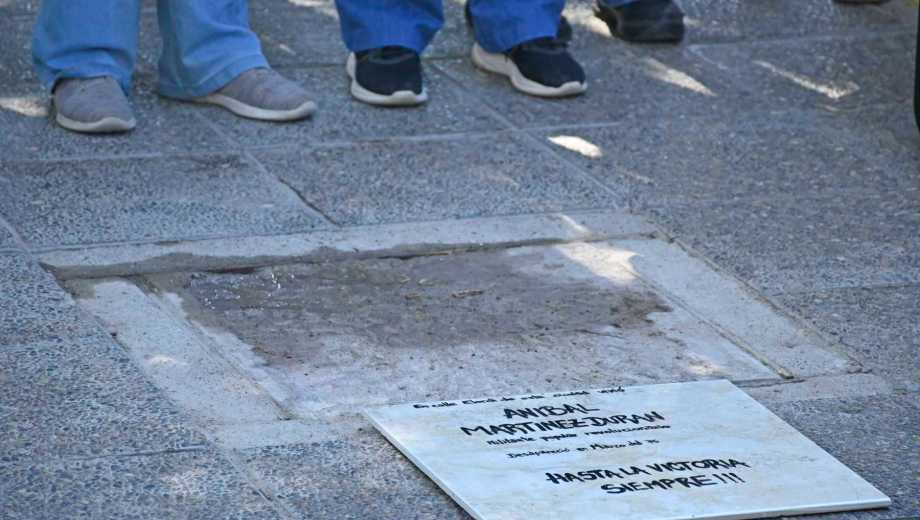 En Neuquén hay baldosas de la memoria con el nombre de Oscar Andrada (foto archivo Florencia Salto) 
