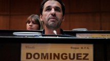 Imagen de El reclamo por los narcotest en la Legislatura de Neuquén escaló al recinto y enfrentó a Reina con Domínguez