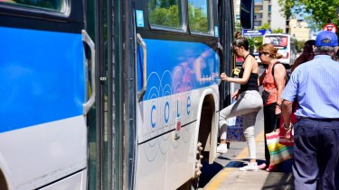 Cuáles son los colectivos que van a los balnearios de Neuquén. Foto: Matias Subat