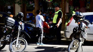 Lunes y martes el estacionamiento se cobrará con normalidad, subió a 993 pesos la hora con tarjeta descartable (foto Matías Subat)