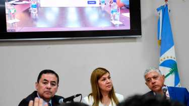 Ernesto Novoa junto a la vicegobernadora Gloria Ruiz en la comisión. Foto: Cecilia Maletti.