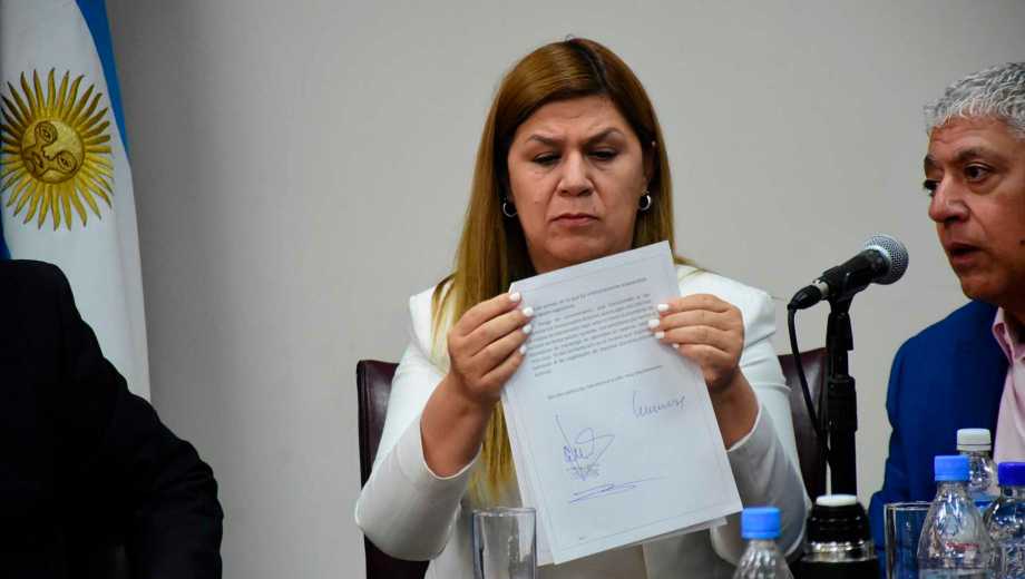 Gloria Ruiz cuando se presentó con su abogado frente a la comisión investigadora. Foto: Cecilia Maletti. 
