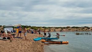 «¿Por qué se cobra $25 mil la entrada al lago?»: legislador de Río Negro cuestiona una playa cerrada de El Chocón