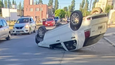 Un hombre de 90 años volcó su auto en Roca. Foto: gentileza.
